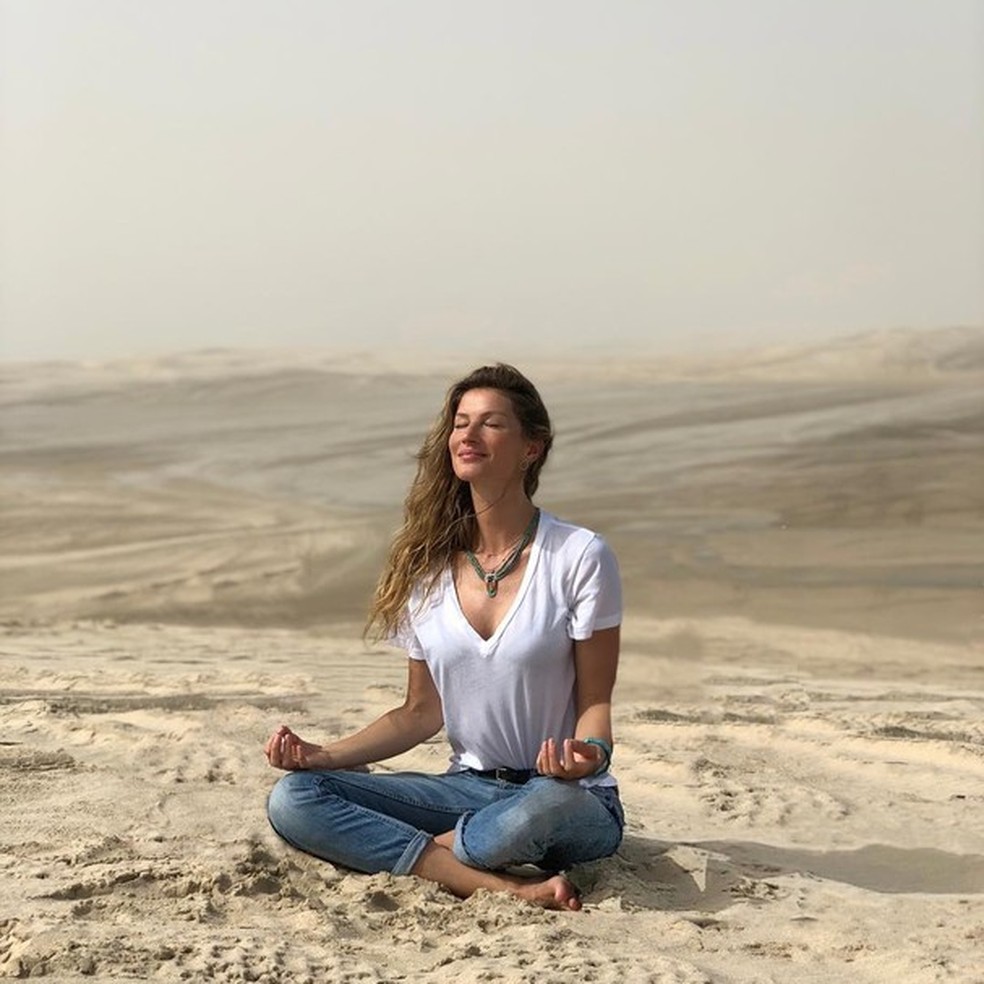 Gisele Bündchen meditando (Foto: Instagram/Reprodução) — Foto: Glamour