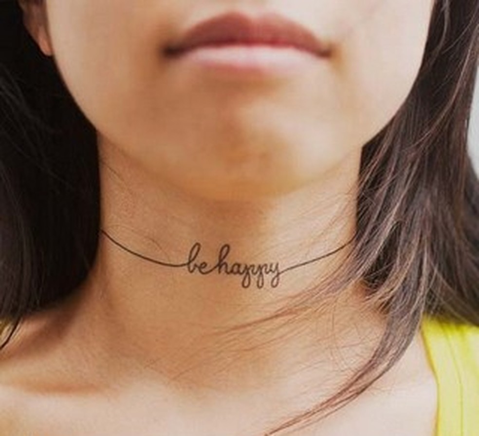 Frases no pescoço (Foto: Reprodução/Pinterest) — Foto: Glamour