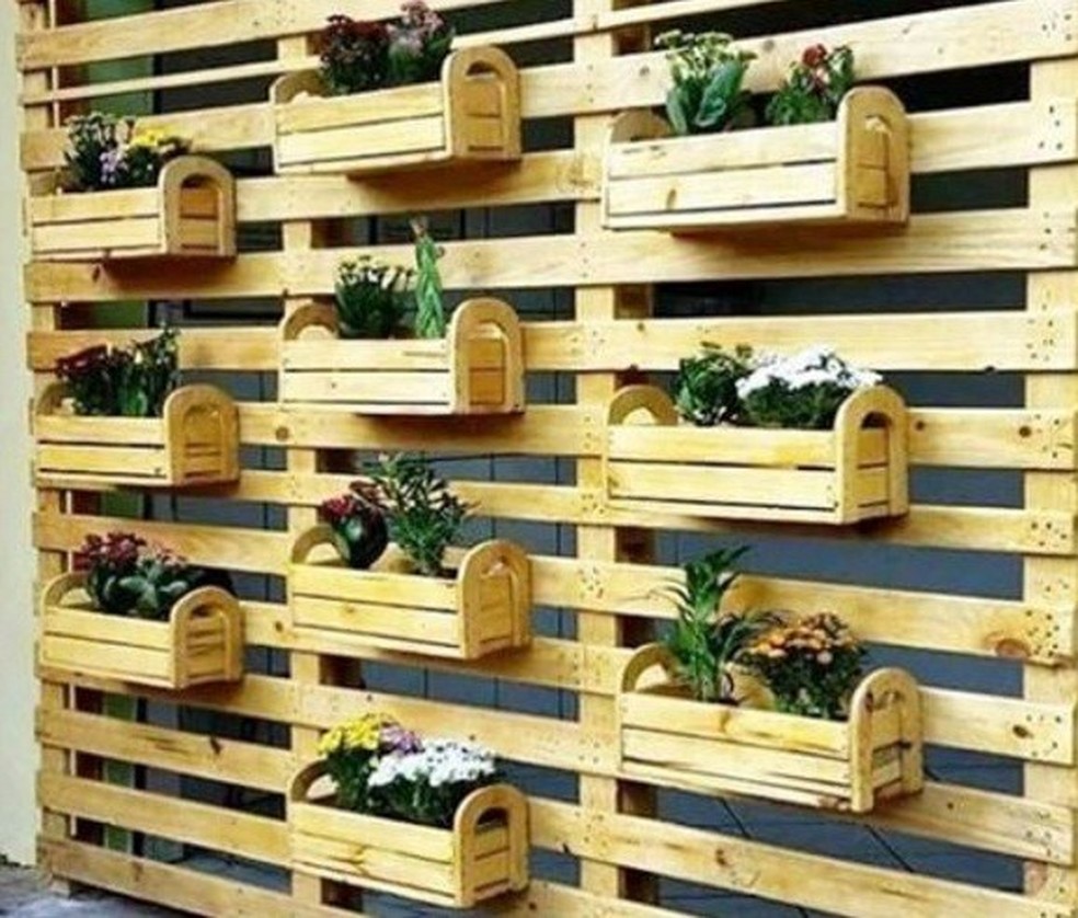 Pallets e caixotes de madeira vão dar um ar rústico ao décor (Foto: @megatips4u) — Foto: Glamour