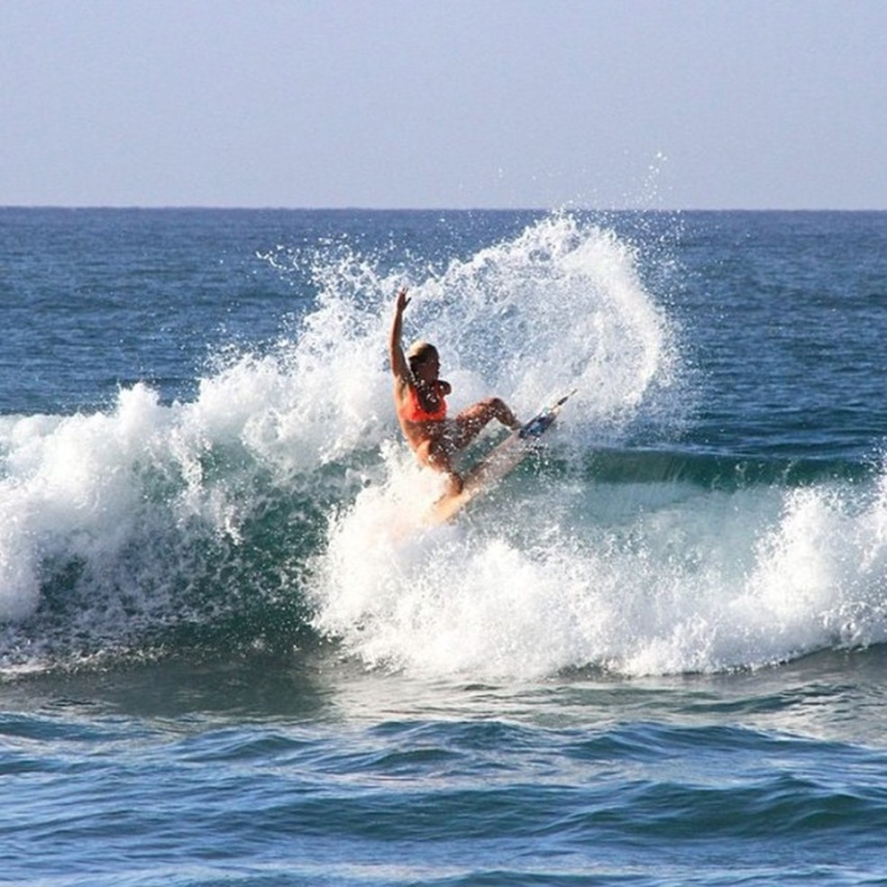Que tal as manobras da mamãe surfista? (Foto: Reprodução/Instagram) — Foto: Glamour