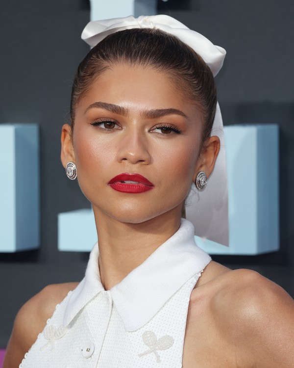 Todos os looks de beleza usados por Zendaya na turnê de lançamento de