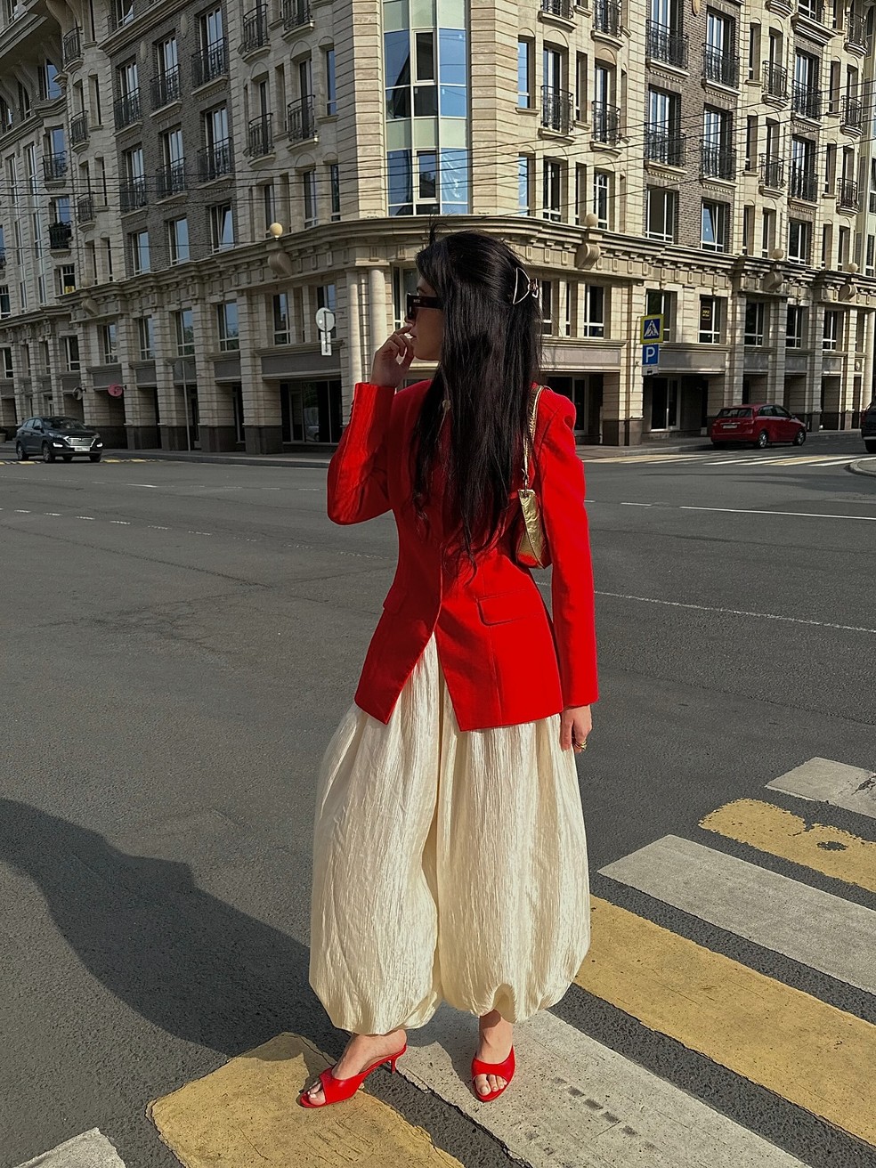 O sapato vermelho irá salvar o seu visual nos dias de preguiça — Foto: Reprodução Instagram @lerabatman