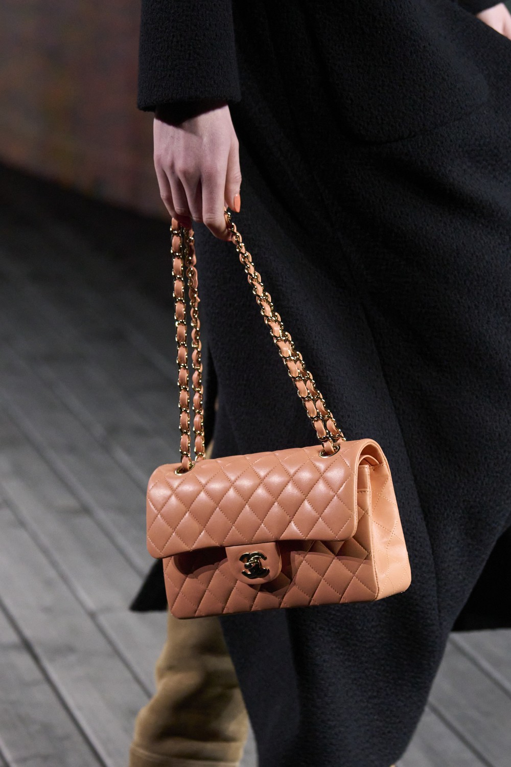 Chanel desfila beleza com cor dos olhos \u00e0s unhas na semana de moda de Paris