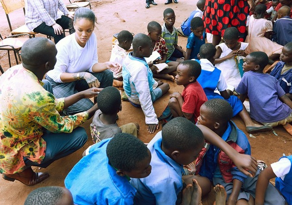 Rihanna em ação da sua Clara Lionel Foundation (Foto: Instagram/Reprodução) — Foto: Glamour