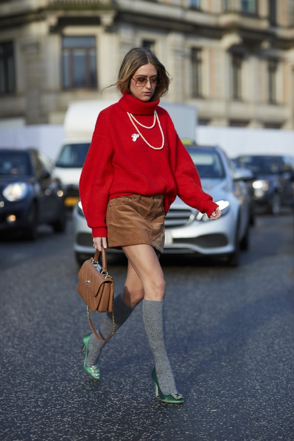 Essa é para quem sempre sonhou em copiar o look de As Patricinhas de Beverly Hills, com meia e tudo (Foto: Imaxtree) — Foto: Glamour