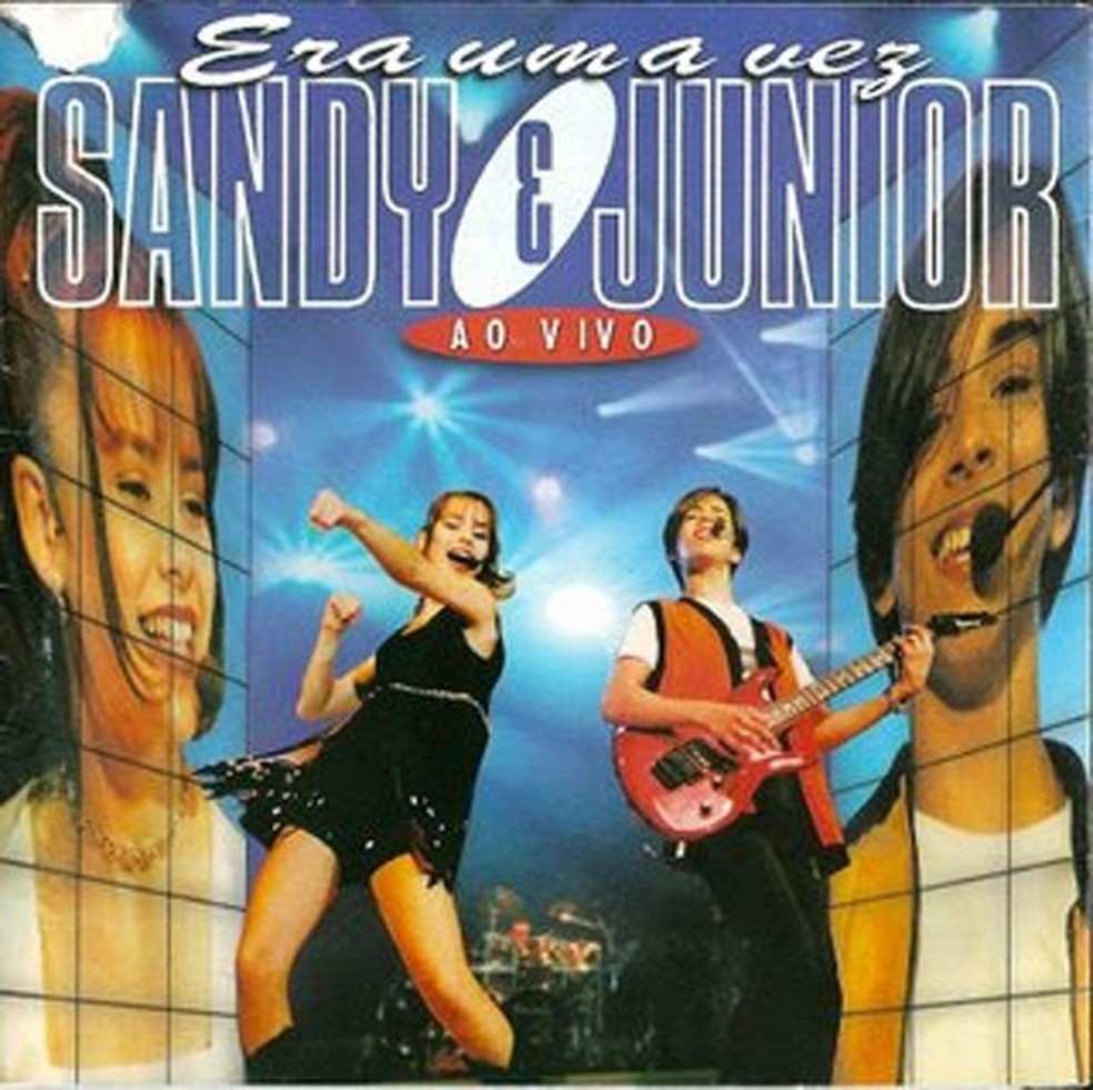 Capa do álbum Era Uma Vez Ao Vivo, da dupla Sandy & Junior, lançado em 1998 (Foto: Reprodução) — Foto: Glamour