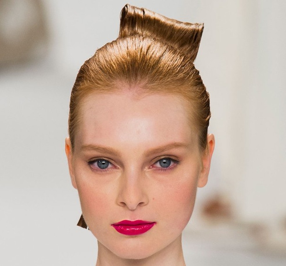 Um coque ou um laço? Carolina Herrera mostra como! (Foto: ImaxTree) — Foto: Glamour