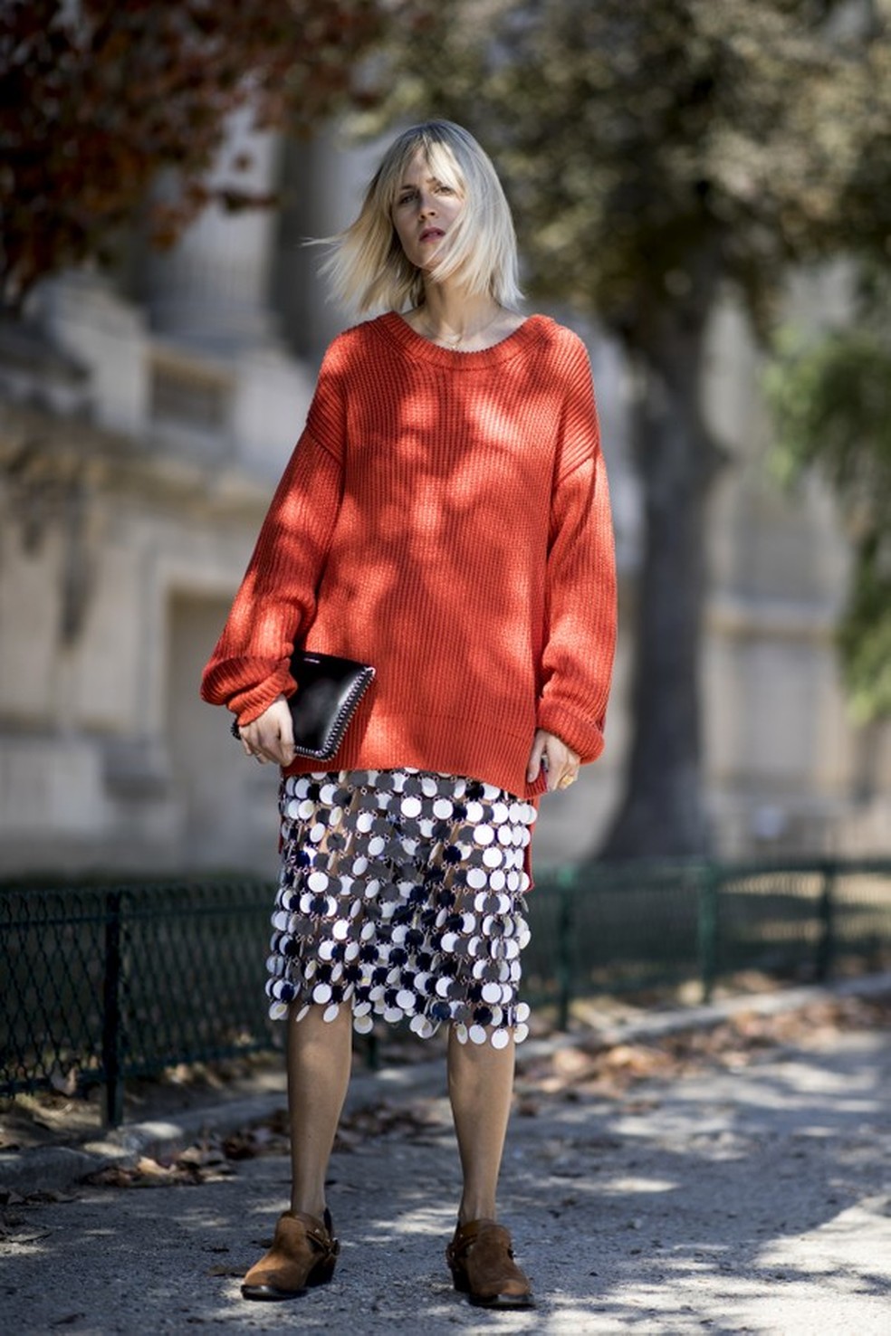 Living Coral: looks direto do street style com a cor de 2019 (Foto: Imaxtree) — Foto: Glamour