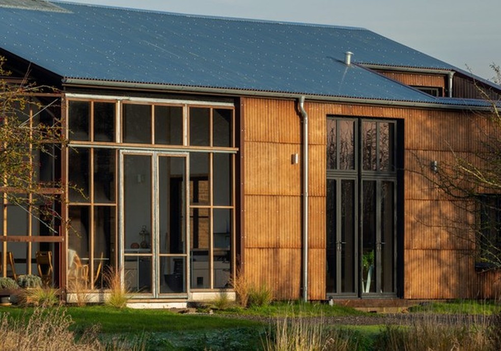 Casa na Inglaterra é carbono neutra e feita de cânhamo (Foto: Oskar Proctor/Divulgação) — Foto: Glamour