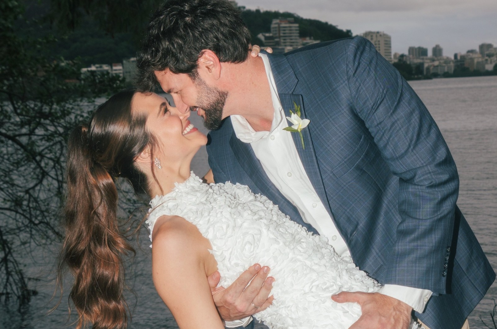 Actress Juliana Paiva marries Danilo Partezani in Rio de Janeiro