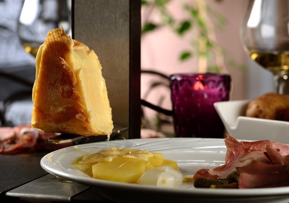 Raclette é receita do chef Alain Poletto, do Bistrot de Paris (SP) (Foto: Divulgação/Wellington Nemeth) — Foto: Glamour