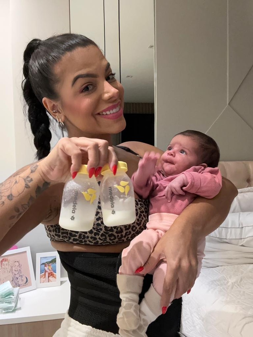 Evelyn Regly celebra amamentação de segunda filha após problemas com próteses de silicone — Foto: Divulgação