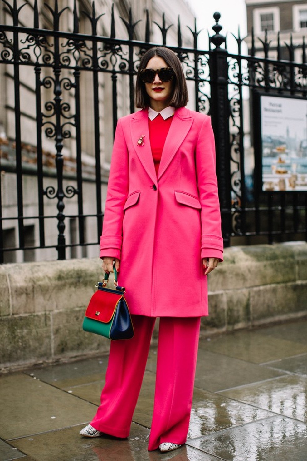 O monocromático pink ganhou nova versão com o suéter vermelho (Foto: Imaxtree) — Foto: Glamour