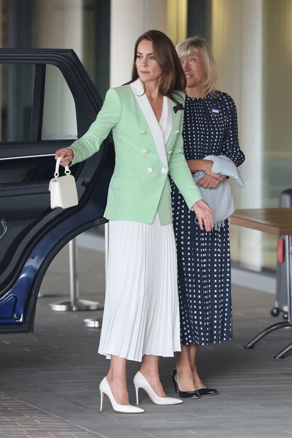 Kate Middleton usa look menta inspirado em Lady Di para aparição em