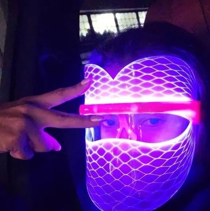 Anitta usa máscara de LED — Foto: Instagram