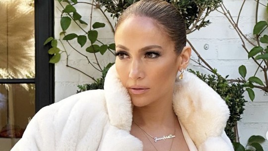 Jennifer Lopez tem a inspiração perfeita de unhas neutras para o seu final de semana
