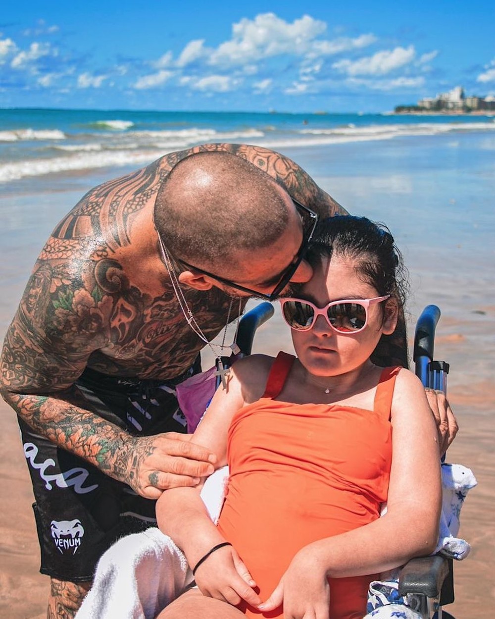 Henrique Fogaça leva a filha Olívia para a praia e se emociona