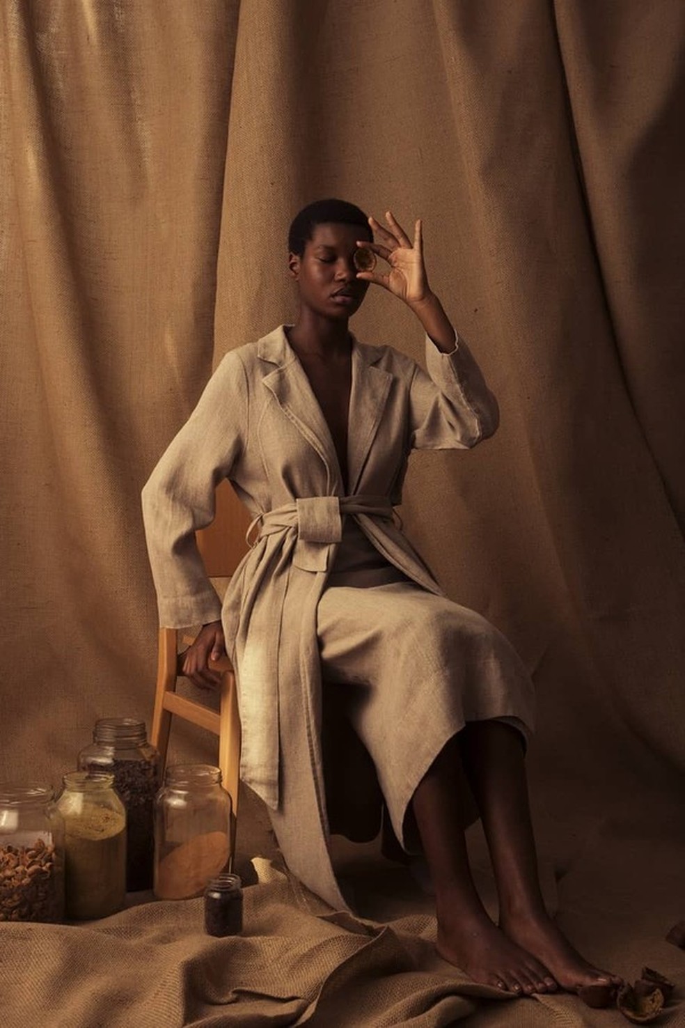 A designer Flavia Aranha usa técnicas de tingimentos naturais em seus tecidos (Foto: Instagram/Reprodução) — Foto: Glamour