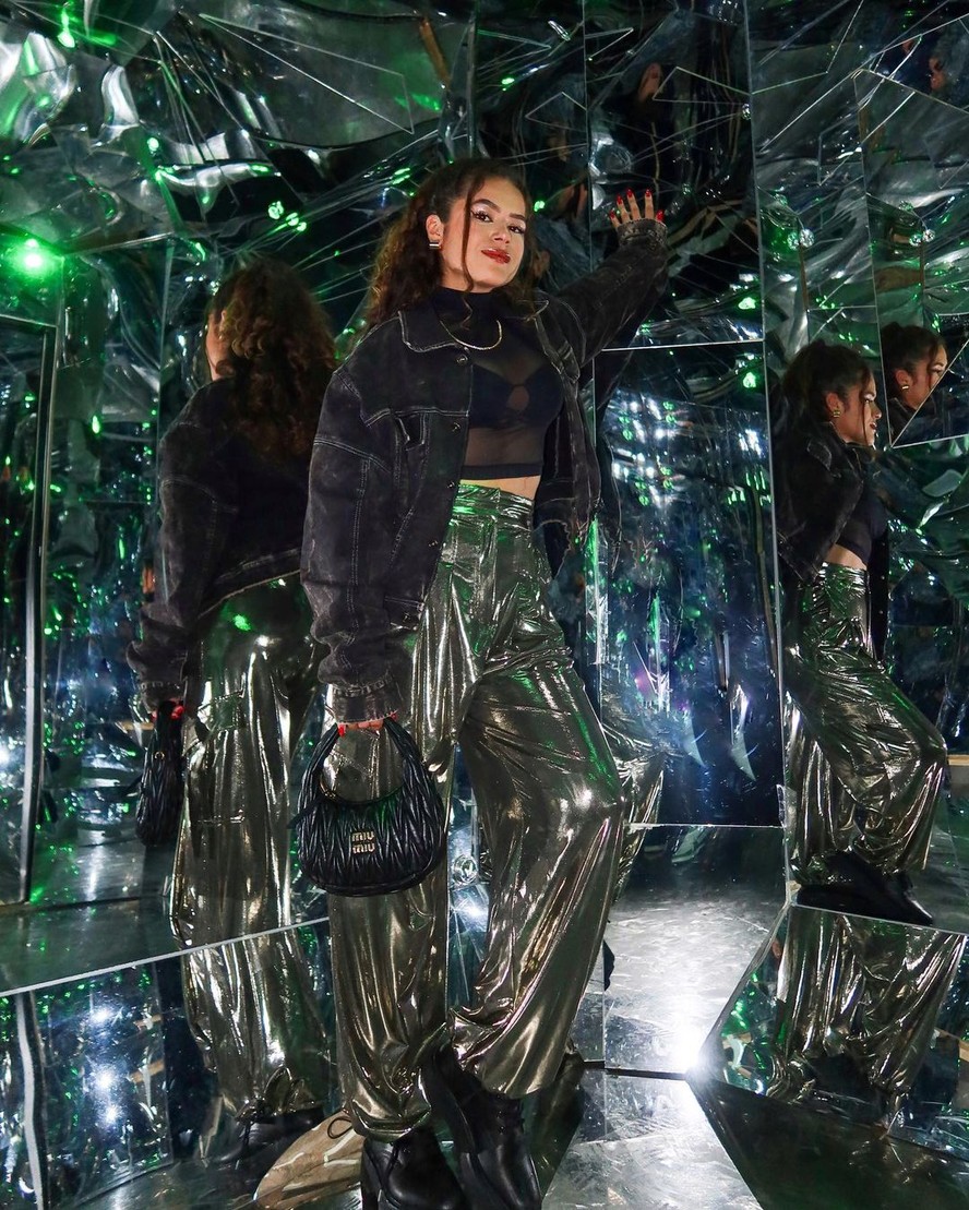 Maisa usa calça metalizada Dolce & Gabbana avaliada em R$ 7.750