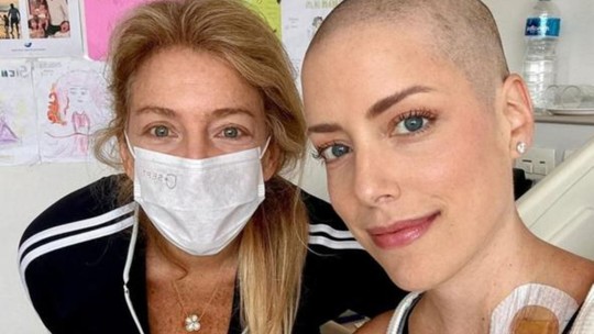 Fabiana Justus revela mudanças após câncer e se declara para mãe: "Parou a vida"