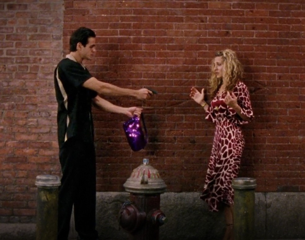 Quando a personagem Carrie Bradshaw teve a sua bolsa Baguette, da Fendi, roubada em Sex and the City (Foto: Reprodução ) — Foto: Glamour