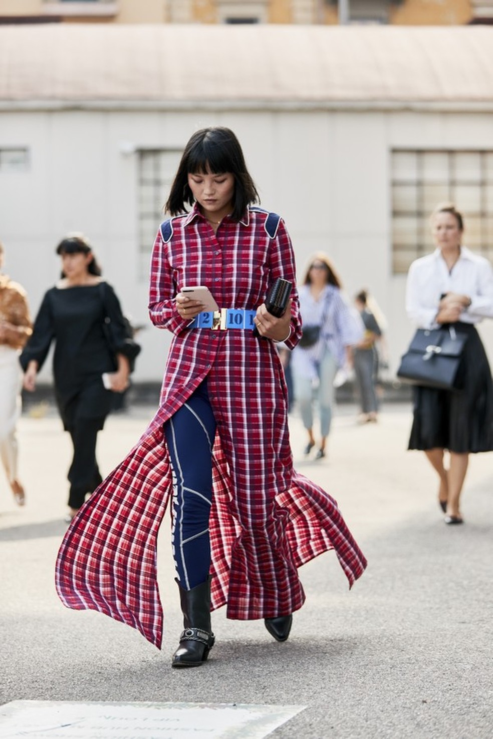 O cinto giga é tendência (Foto: Imaxtree) — Foto: Glamour