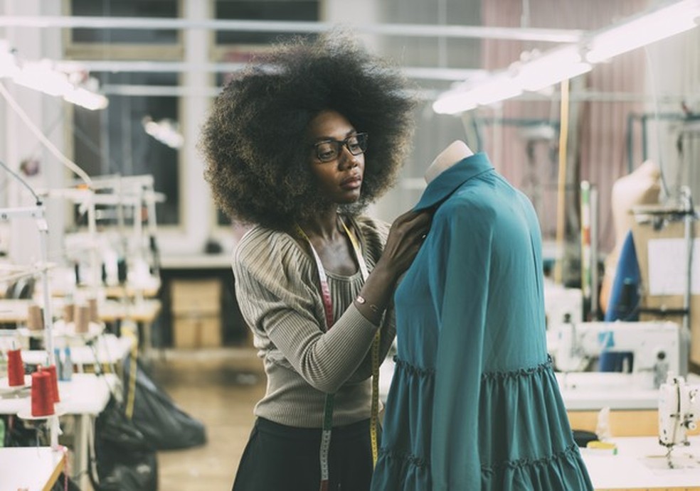 Young fashion designer at her workplace (Foto: Getty Images) — Foto: Glamour