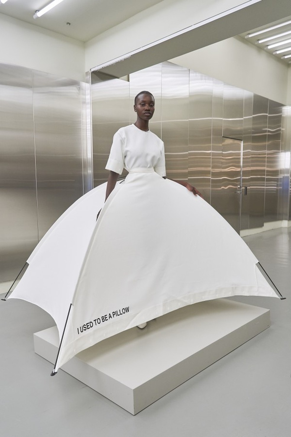 Na apresentação da "Designers Remix", de Charlotte Eskildsen, uma vibe inspirada nas criações de Virgil Abloh, da Off-White, sinalizada que a saia foi feita com um tecido que antes era um travesseiro (Foto: Imaxtree) — Foto: Glamour