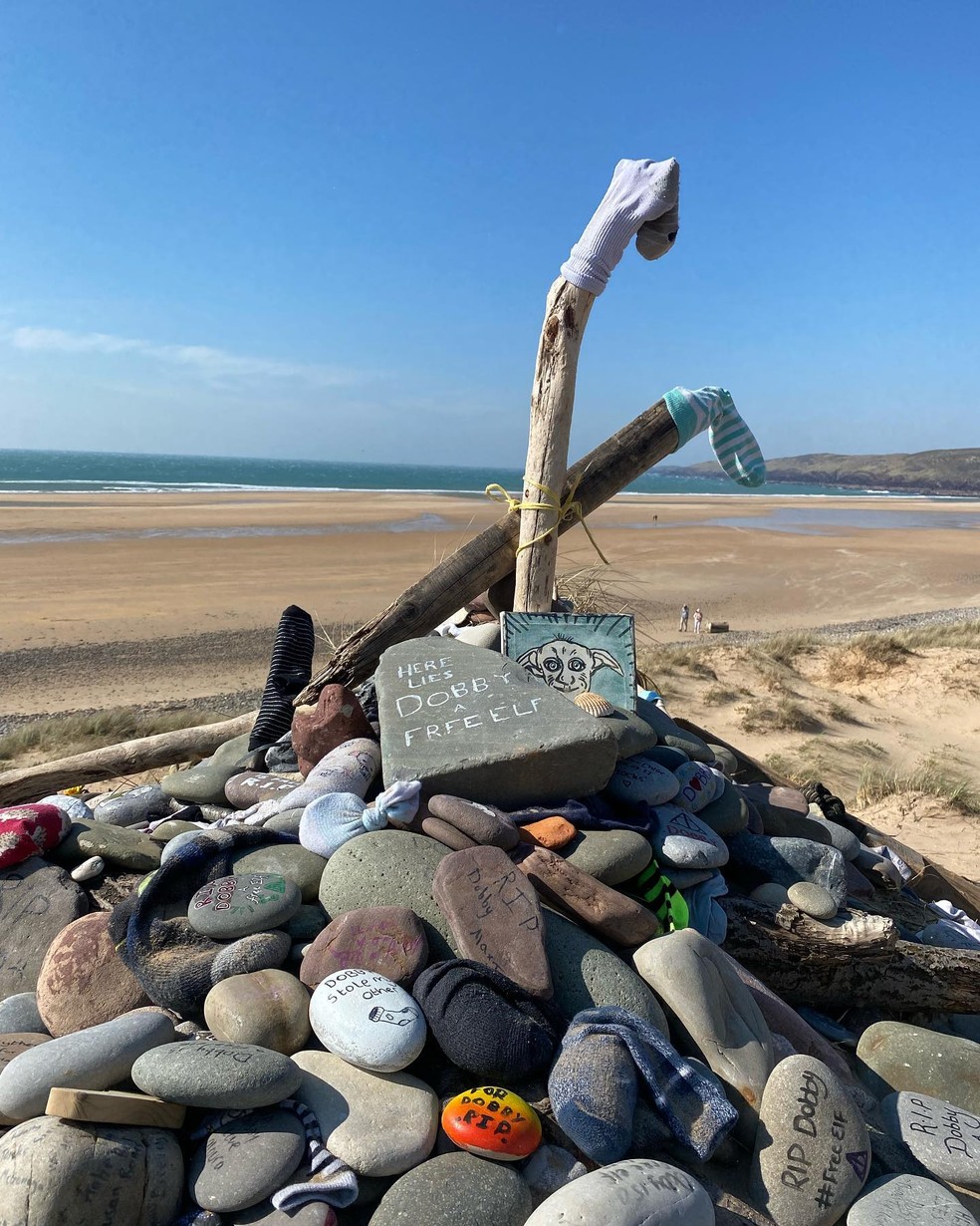 Túmulo dedicado a Dobby, elfo de Harry Potter, pode ser removido de praia no País de Gales — Foto: Instagram/Reprodução @onabigadvanture
