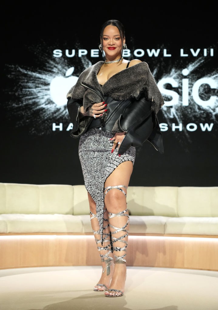 Rihanna na coletiva de imprensa do Super Bowl de Alaïa  — Foto: Getty Images