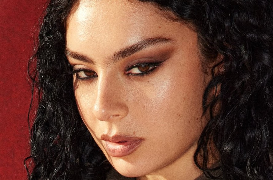Charli XCX: um raio-x nas produções de beleza da cantora
