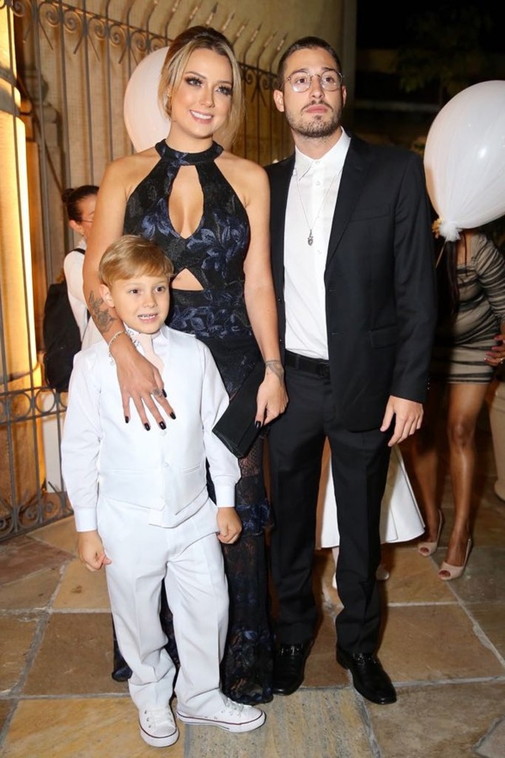 Com o namorado Vinícius e o filho, Davi Lucca (Foto: Instagram/Reprodução) — Foto: Glamour