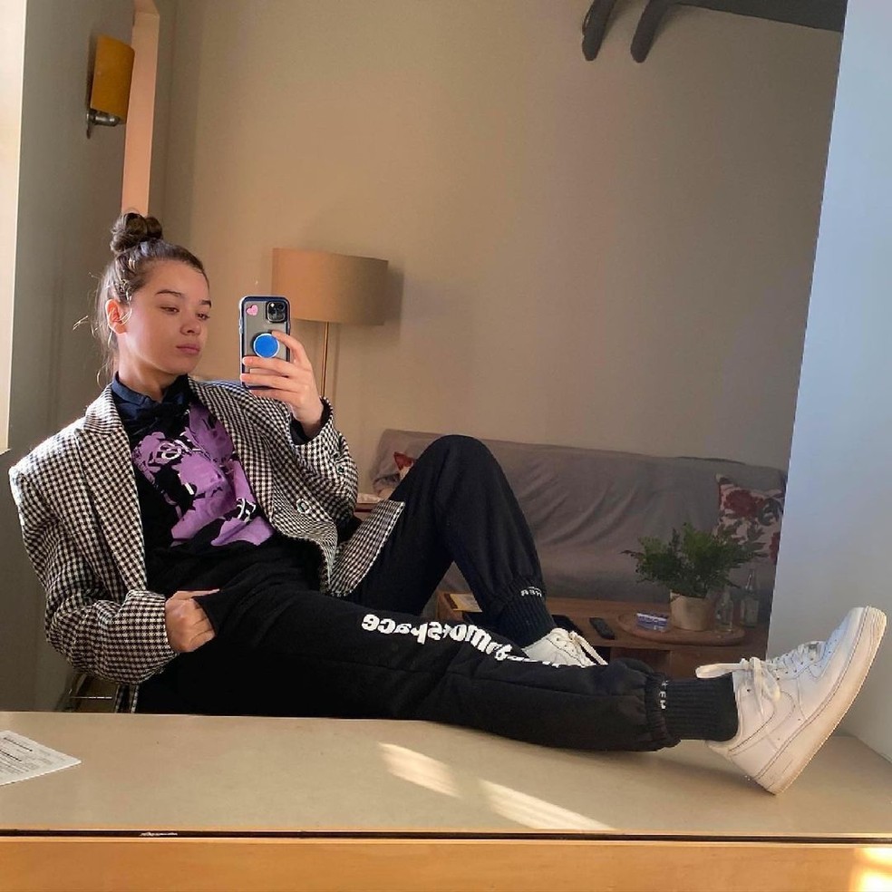 Haille Steinfeld aposta no blazer como terceira peça para os dias de jogos — Foto: @haileesteinfeld