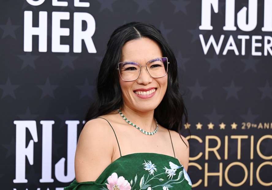 Ali Wong é a prova de que podemos fazer maquiagens belíssimas usando óculos