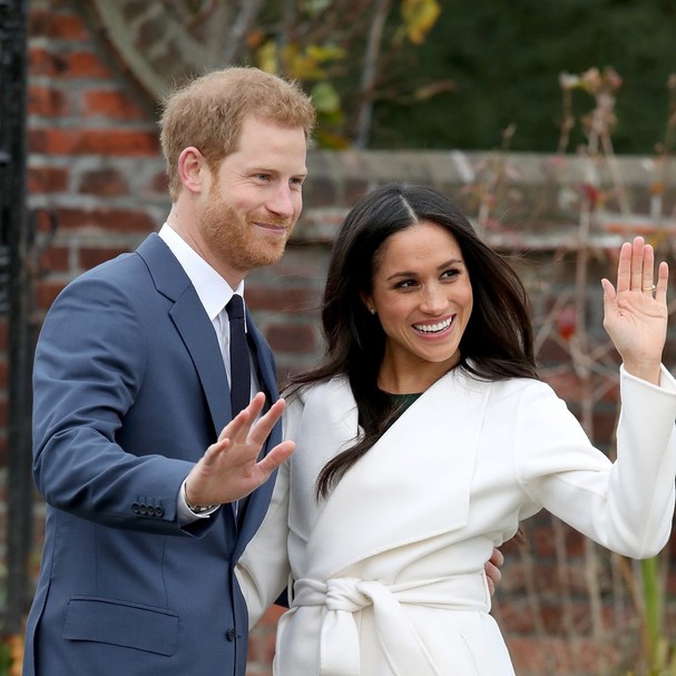 LONDON, ENGLAND - NOVEMBER 27: Prince Harry and actress Meghan Markle during an official photocall to announce their engagement at The Sunken Gardens at Kensington Palace on November 27, 2017 in London, England. Prince Harry and Meghan Markle have been (Foto: Chris Jackson/Getty Images) — Foto: Glamour