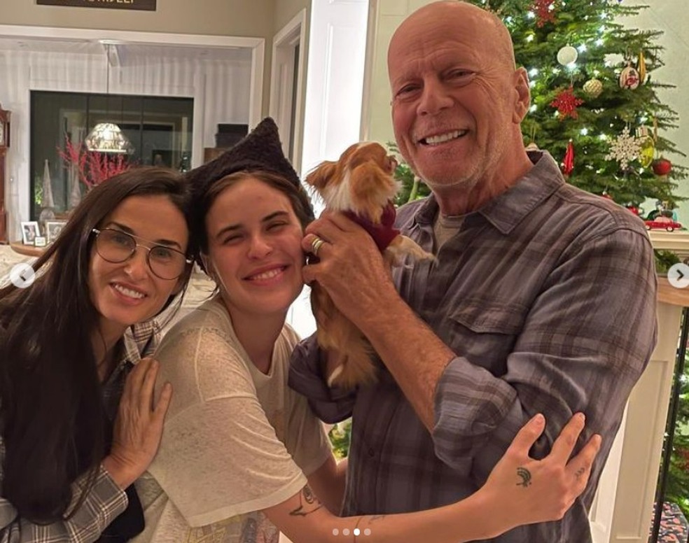 Bruce Willis, Demi Moore e uma de suas filhas — Foto: Instagram