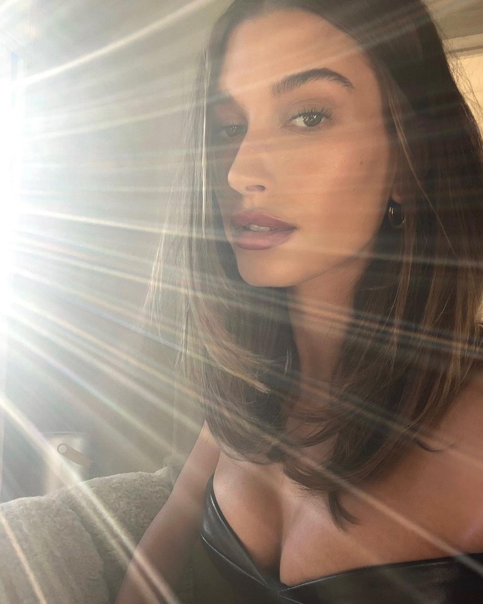 Hailey Bieber voltou ao castanho após uma longa temporada loira (Foto: Reprodução/Instagram) — Foto: Glamour