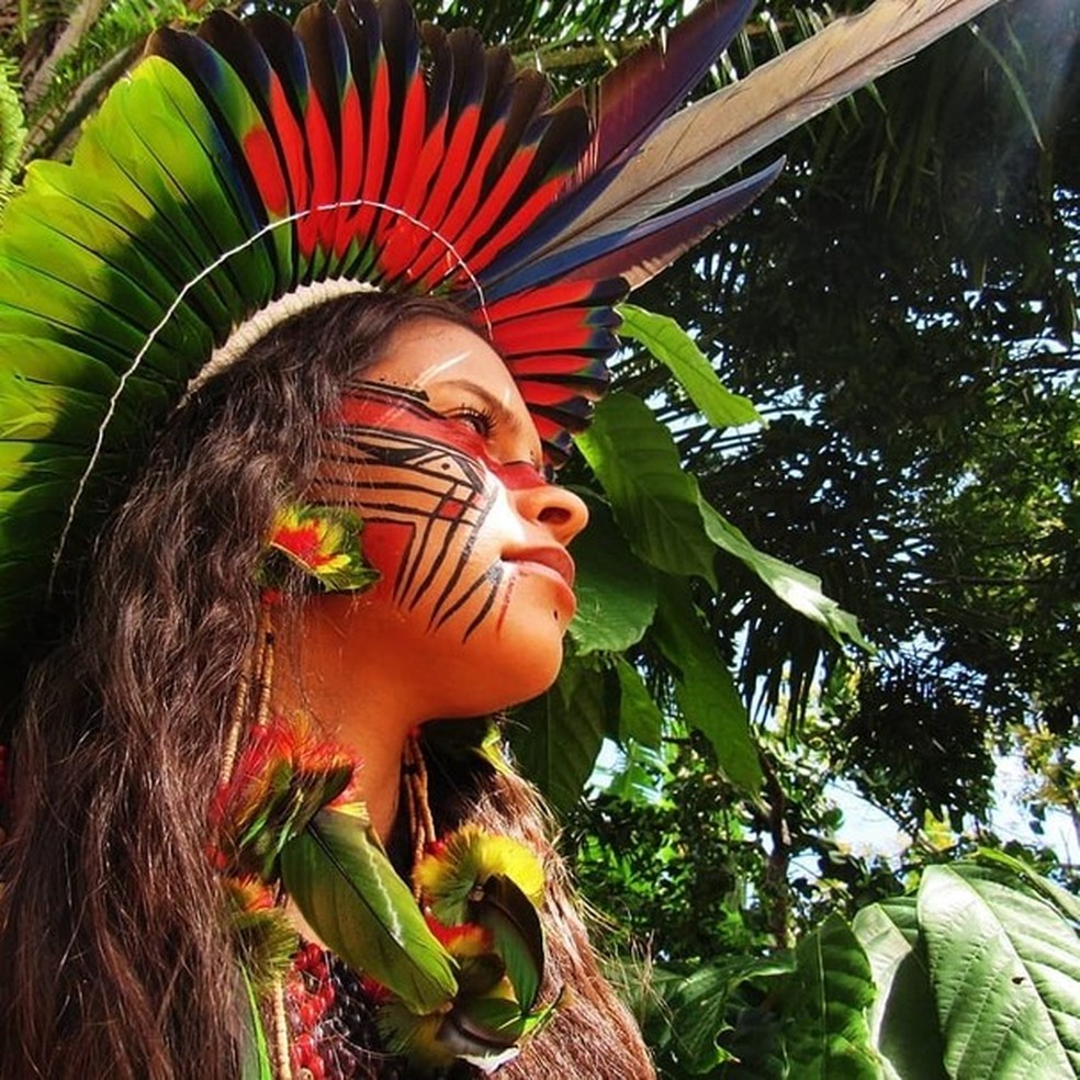 Alice Pataxó cria projeto que promove a Literatura Indígena (Foto: Reprodução/Instagram ) — Foto: Glamour