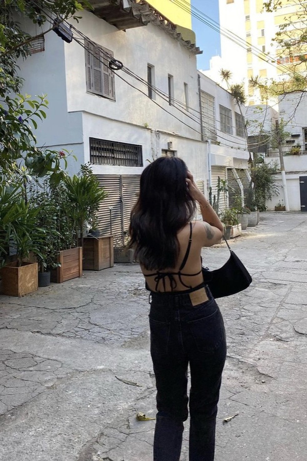 Tendência: decote nas costas (Foto: @vicqueen) — Foto: Glamour