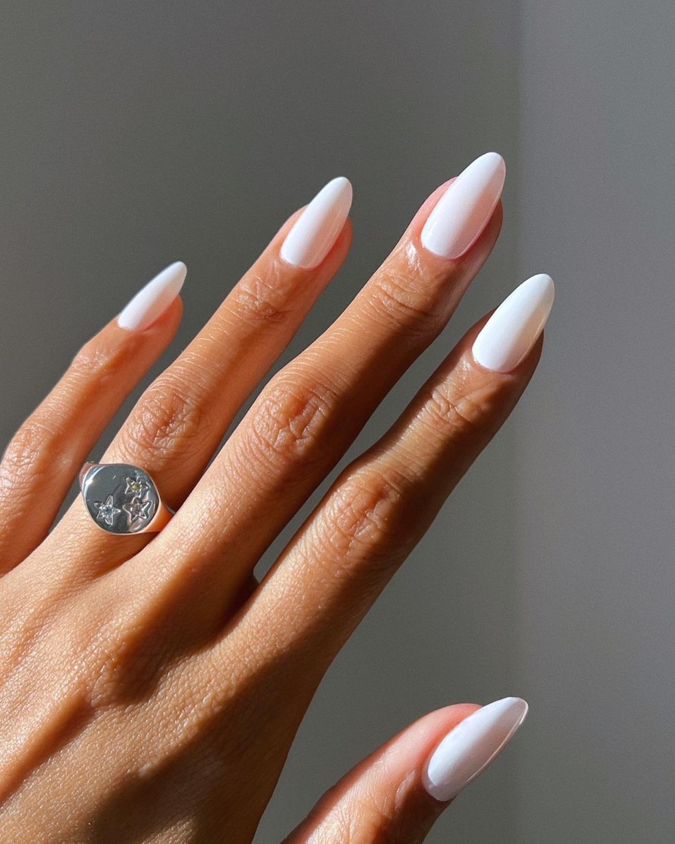 Unhas brancas no tom "leite de coco" — Foto: Reprodução/Instagram