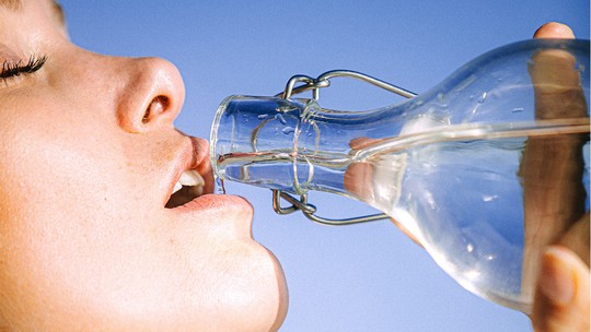Beber água antes do café da manhã pode te trazer esses benefícios