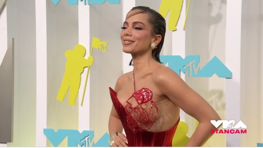 Anitta relata noite sem dormir e felicidade antes de apresentação no VMA: 'De vermelhão representando a gente'