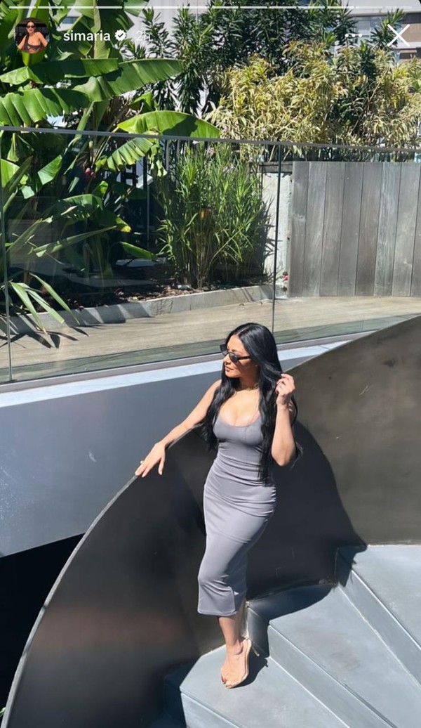Simaria elege vestido cinza colado e posa à la Kim Kardashian