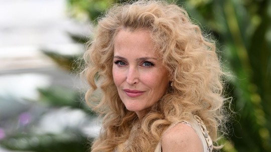 Festival de Cannes: Gillian Anderson aposta em vestido com estampa floral no evento