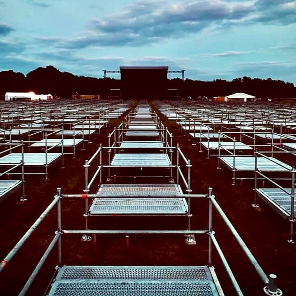 Na Inglaterra, primeiro show com distanciamento social tem público em "baias" (Foto: Kieron Donoghue) — Foto: Glamour