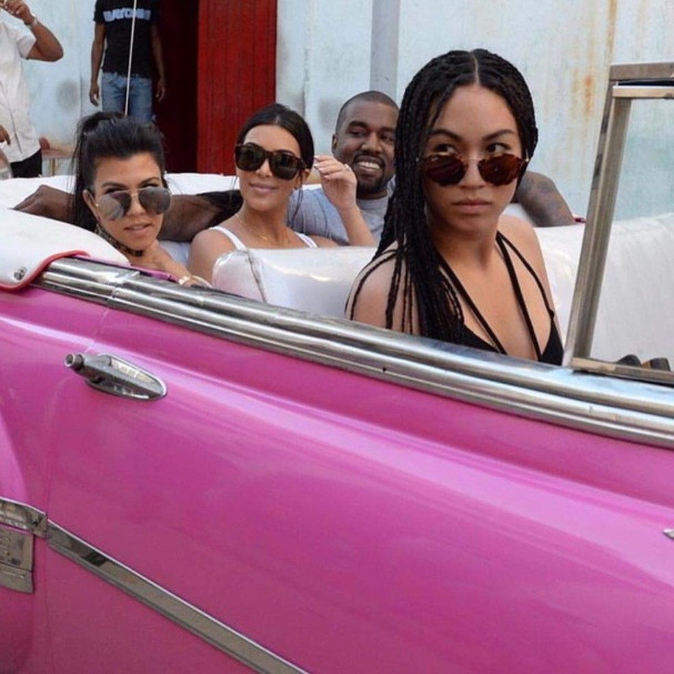 Stephanie Shepherd no banco da frente com Kourtney, Kim e Kanye West atrás (Foto: Reprodução Instagram) — Foto: Glamour