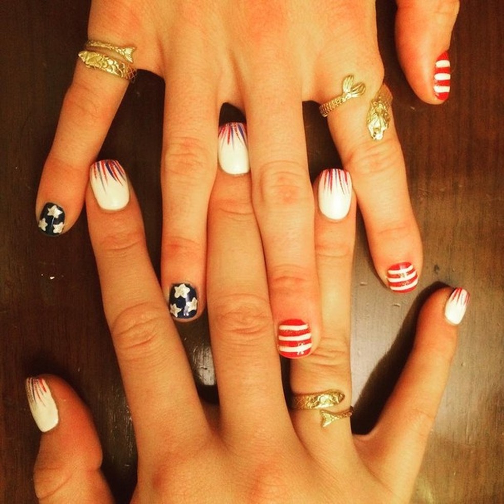 Cierra Runge e Missy Franklin, da equipe de natação dos EUA, mostram suas unhas decoradas (Foto: Reprodução/ Instagram) — Foto: Glamour