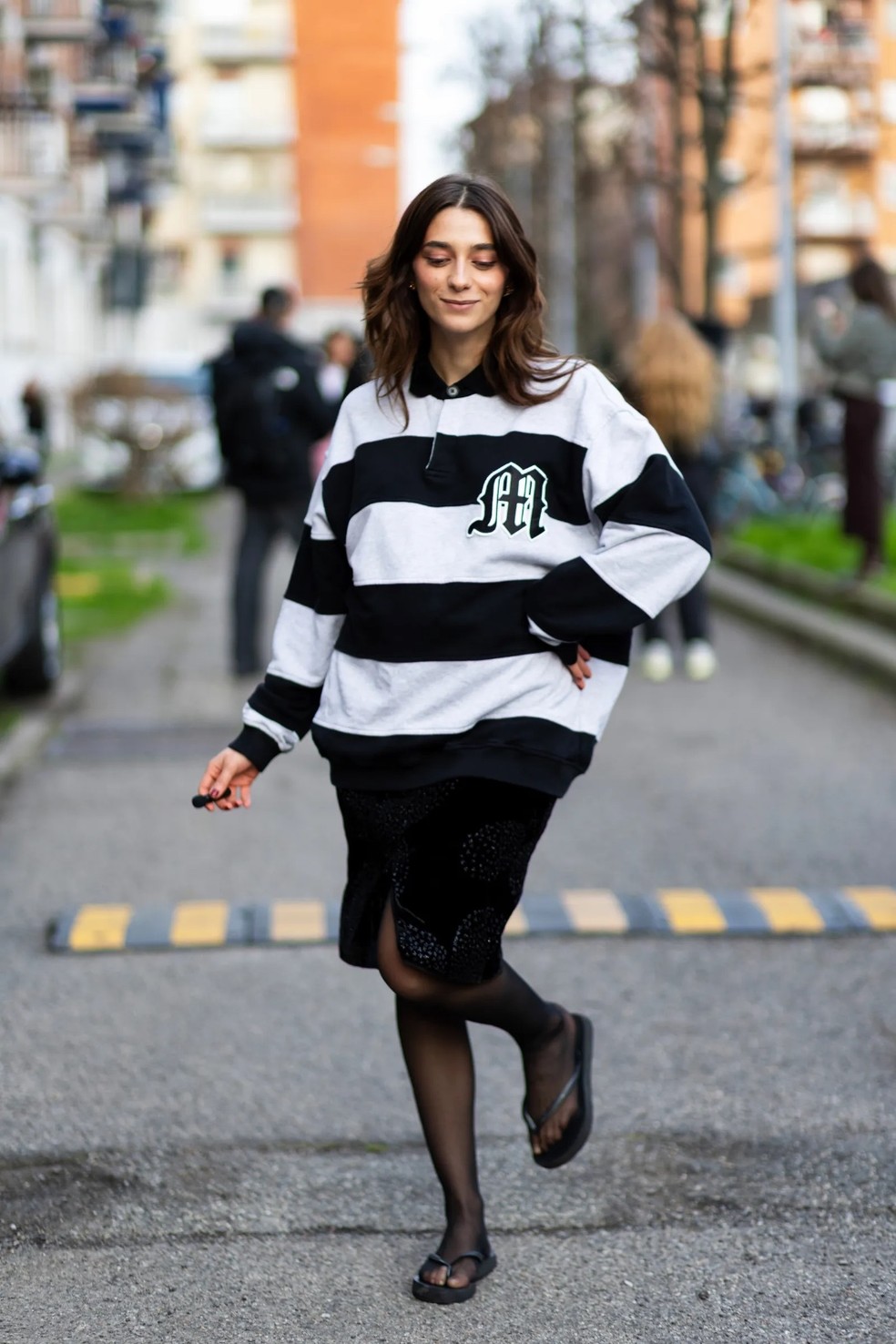 Esqueça as regras: agora é cool usar meia-calça com sandália — e a gente prova — Foto: Getty