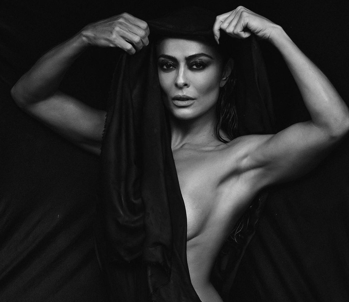 Juliana Paes posta ensaio com nudez e surpreende web: "Não decepciona ...