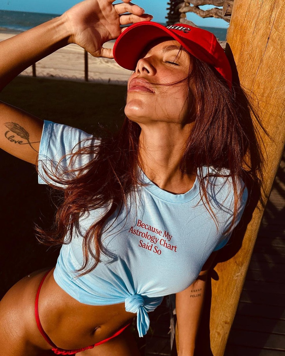 Anitta abre álbum de fotos de domingo na praia: "Sempre culpe a astrologia" — Foto: glamour